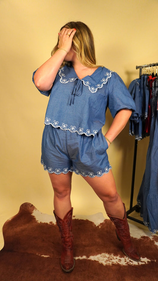 Elastic waistband denim shorts with embroidered hem