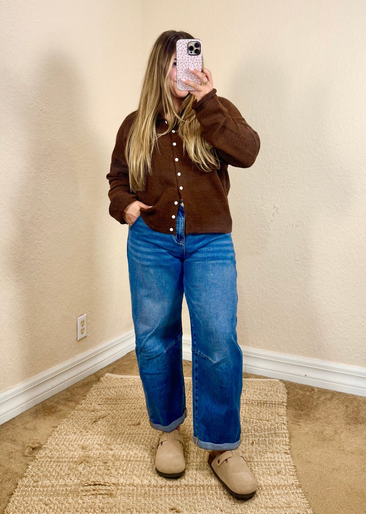women's casual fall outfit of medium wash denim barrel jeans and a brown soft knit cardigan